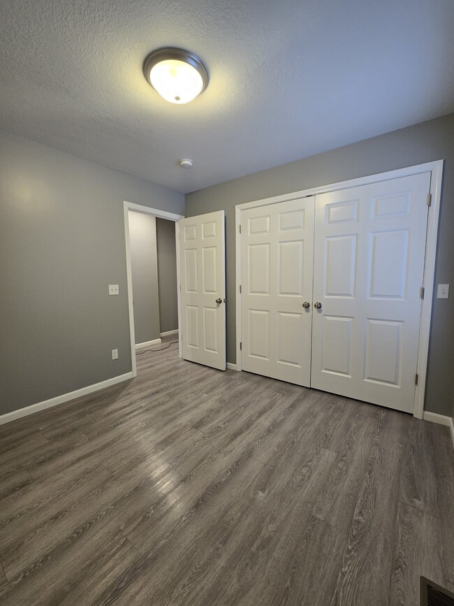 Building Photo - 1796 E Lake Mitchell Dr