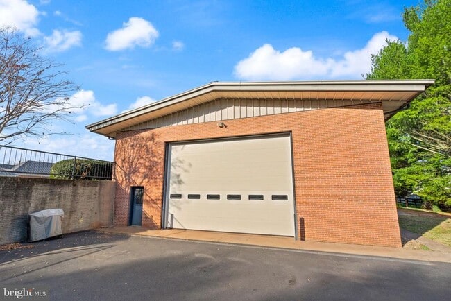 Building Photo - 318 Evergreen Mills Rd