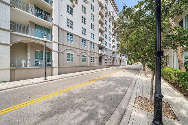 Building Photo - 403 S Sapodilla Ave