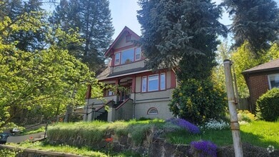 Building Photo - Beautiful Classic 4+ Bedroom 3,800 Sq. Ft....