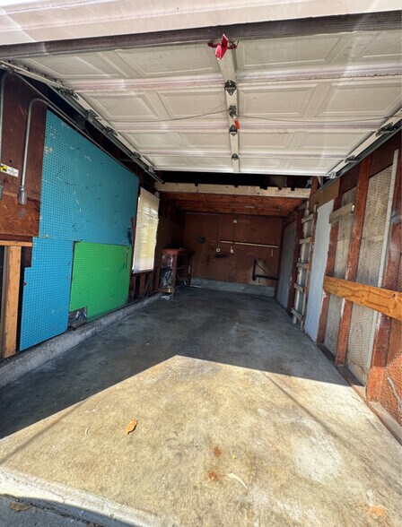 Building Photo - 253 Lansing Way