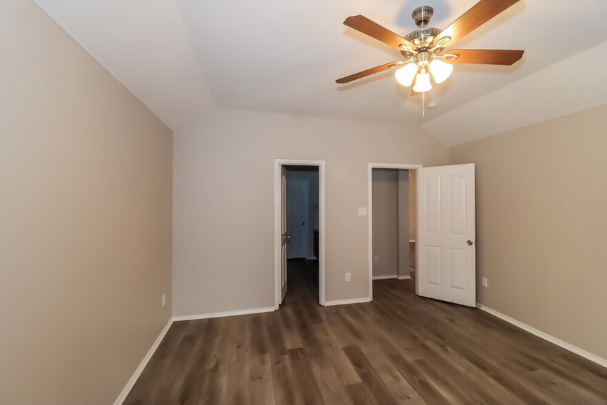 Building Photo - 904 Starling Ln