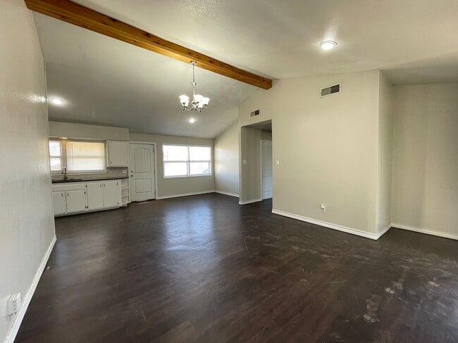 Building Photo - Pre-Leasing 4 bed 2 bath