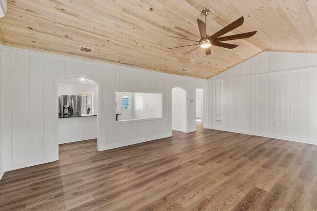 Building Photo - Eustis 2/2 w/ attached 1/1 In-law Suite.