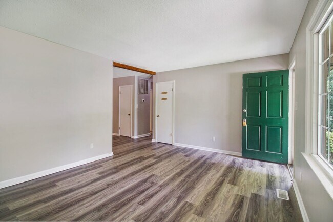 Building Photo - 3 Bed w/ Bonus Room
