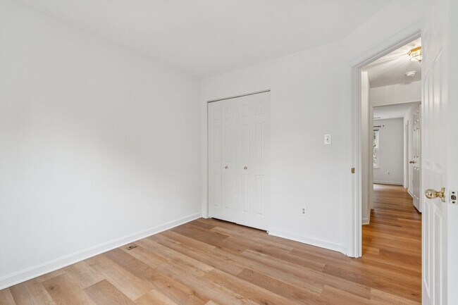 Building Photo - Great Location for schools, shopping and d...