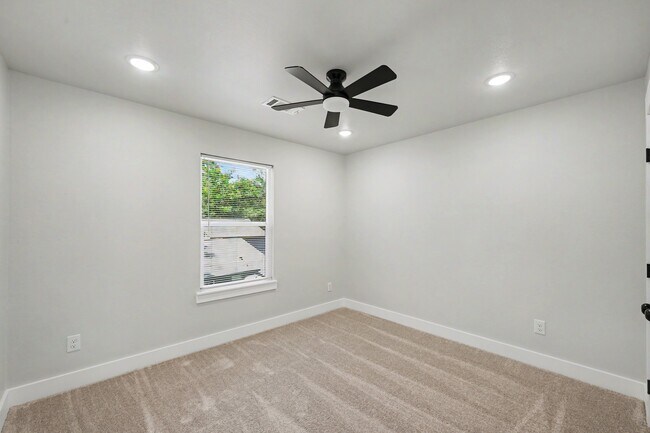 Building Photo - 116 Sun City Ln