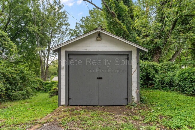 Building Photo - 10030 Bon Oak Dr