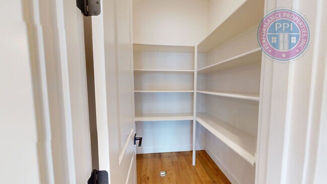 Building Photo - REED'S CROSSING!  Luxury Home, Stylish Amenities, Central Air-Conditioning, Close To Nike & Intel