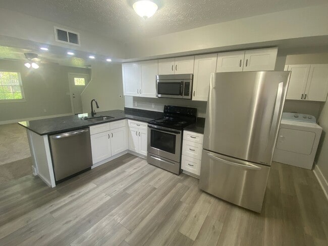 Building Photo - 3245 Summerhill Ln