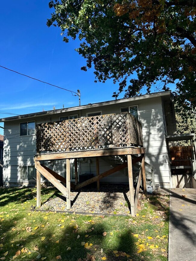 Building Photo - Updated 2-Bedroom 1 Bathroom Near Whitewat...