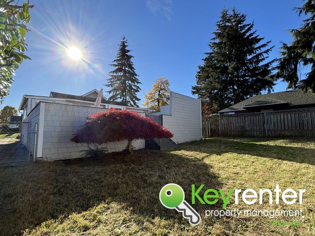 Building Photo - Classic North Tacoma Home with Character!