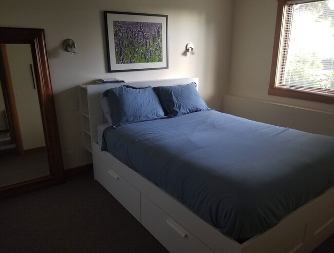 Building Photo - Spacious 3-Bedroom Haven with 2.5 Baths on...