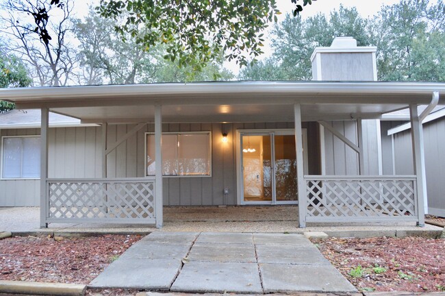 Building Photo - Nicely updated single story 4/2 Ready for ...