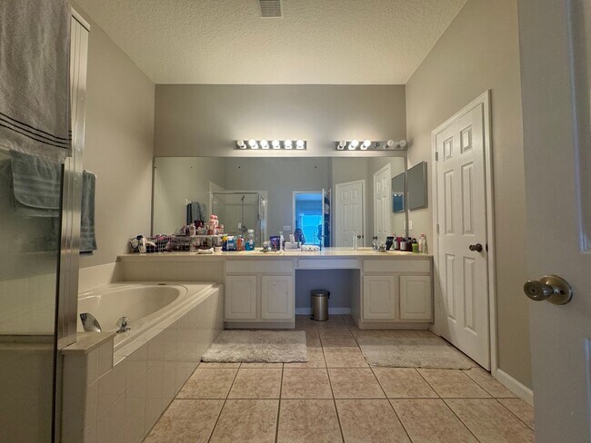 Building Photo - 4/2 in Gated Community near Tuskawilla Rd ~ Tile and Laminate Floors ~ Screened Patio ~  Communit...