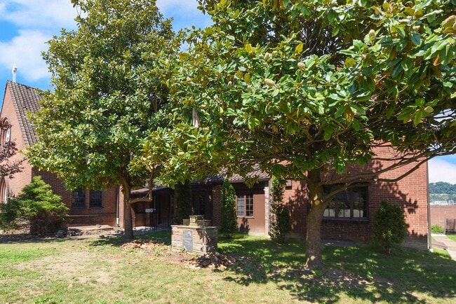 Building Photo - 303 E 10th Ave