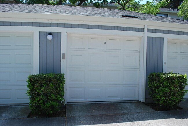 Building Photo - Fabulous Townhouse at Ashford Court - Close to BART, Downtown & Trails !