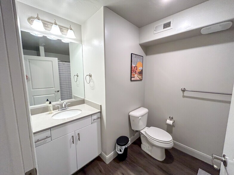 Building Photo - 128 N Lone Rock Dr