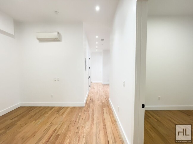 Building Photo - Spacious Williamsburg 3-Bed 2.5-Bath / Mas...