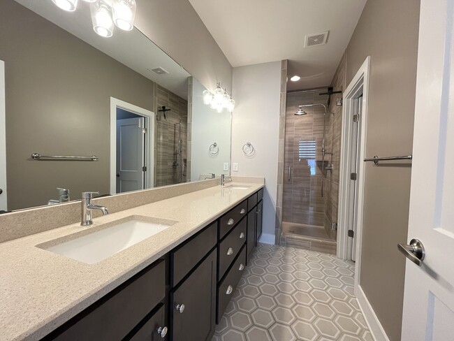 Building Photo - 2/2.5 - MODERN TOWNHOME IN THE NATIONS
