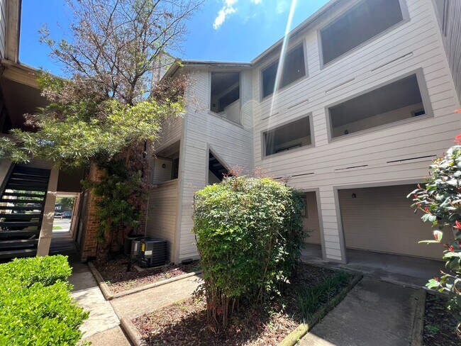 Building Photo - 2 Bedroom 2 Bath Condo Home for rent near Downtown Austin, Top Floor with Balcony, Gated Community