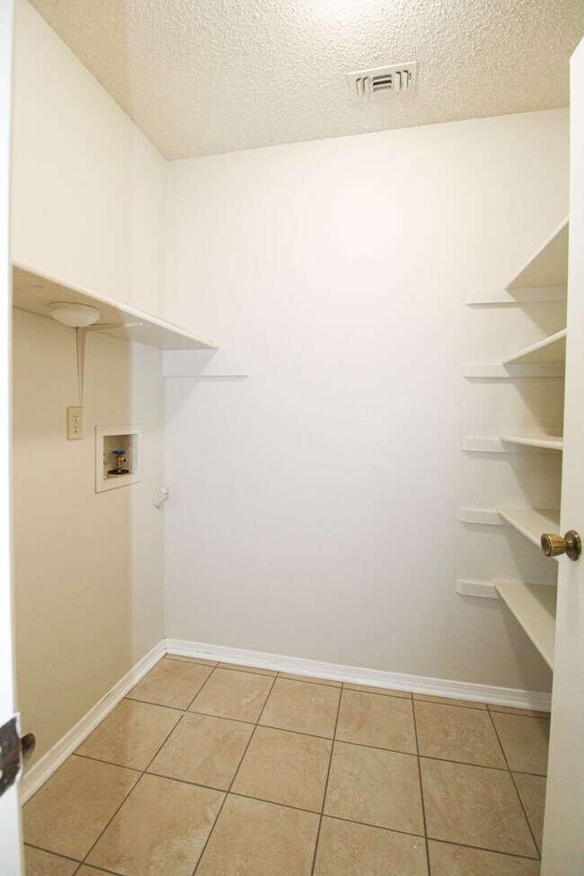 Building Photo - 3223 Tree Grove Dr