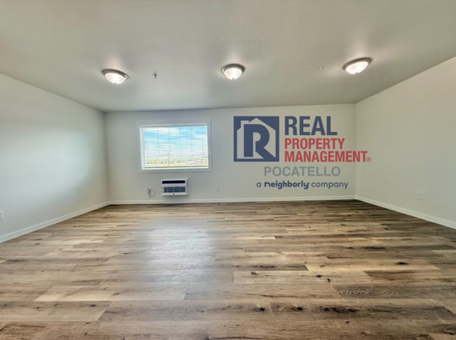 Building Photo - 5405 Park Lawn Dr