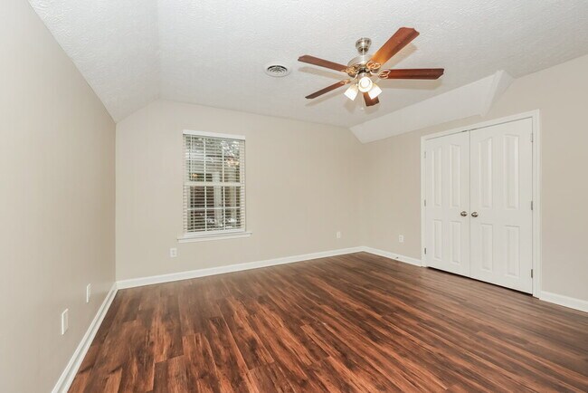 Building Photo - 1924 Pennington Dr