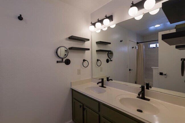 Building Photo - 906 Iris Dr
