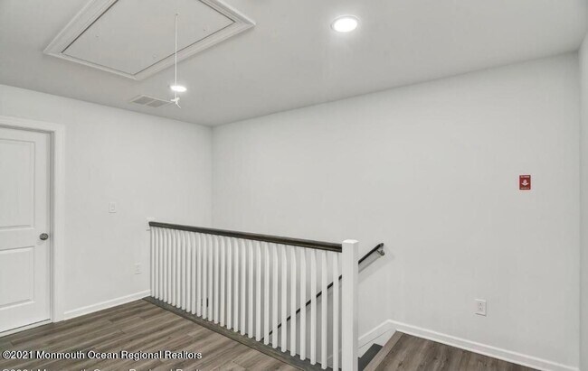 Building Photo - 8 Ravine Dr