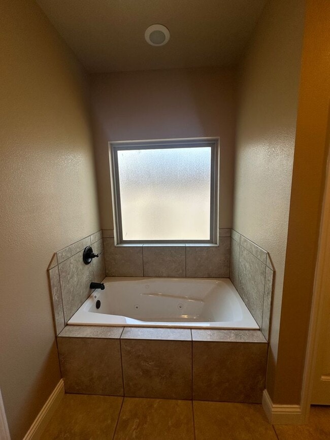 Building Photo - Stunning 4 Bed 2 Bath Home! Parkview Schoo...