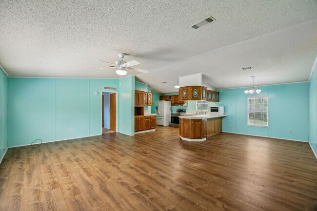 Building Photo - Spacious 3/2 Home on Nearly an Acre in Fer...
