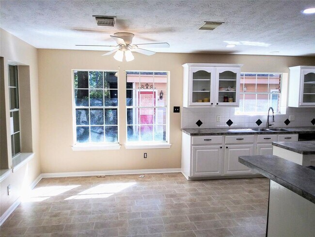 Building Photo - 900 Springwood Dr