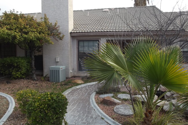 Building Photo - Los Prado's