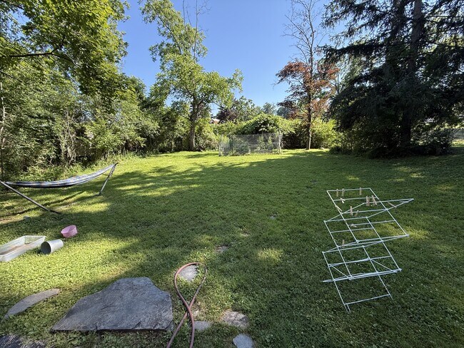 Building Photo - 141 Pearsall Pl