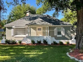 Building Photo - 1423 E Resthaven Rd