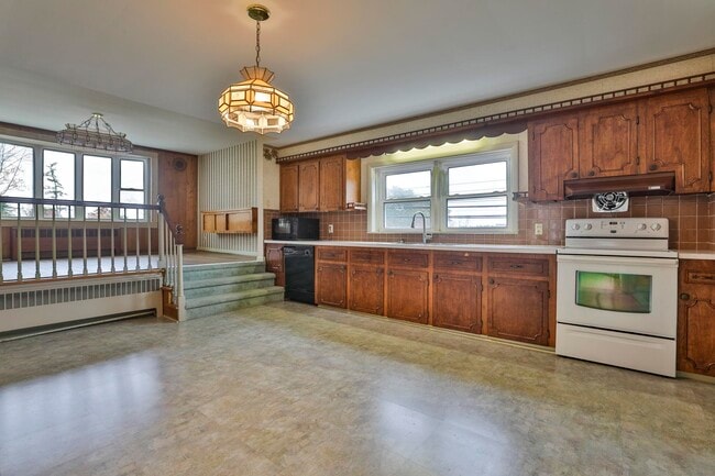 Building Photo - 334 S River Rd