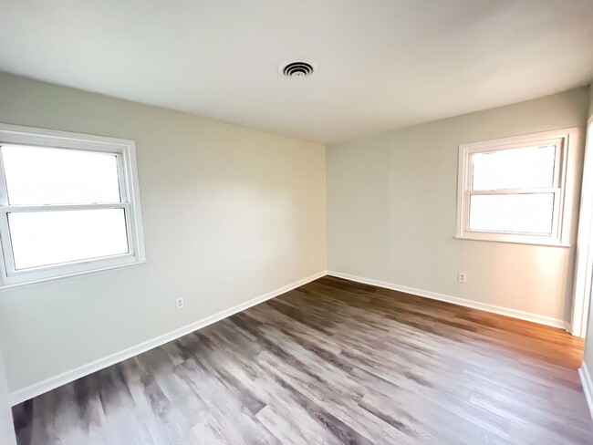 Building Photo - Cozy 3 Bedroom, 1 1/2 Bathroom Near Downto...