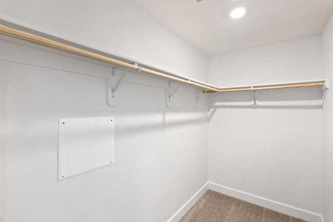 Building Photo - 4 bedroom home in desirable neighborhood