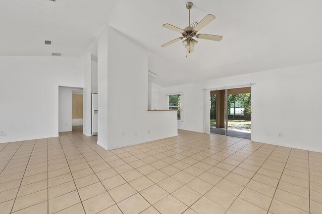 Building Photo - Spacious 3-Bedroom Home with Modern Open Floor Plan in Desirable Marion Oaks!