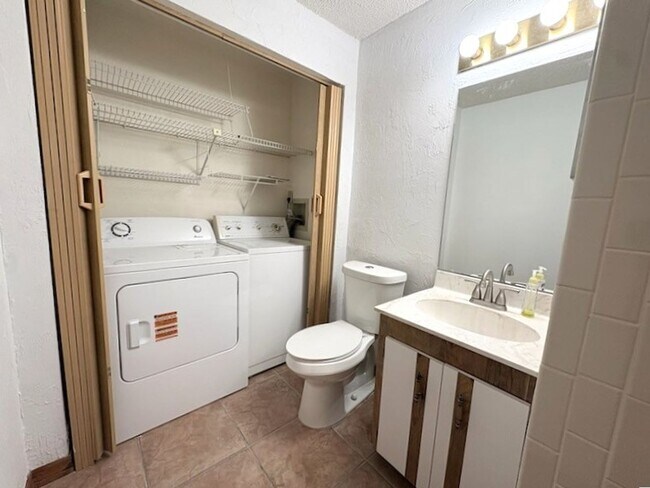 Building Photo - Cozy 2 Bedroom First Floor Condo!