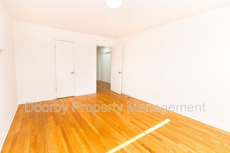 Building Photo - 1609 Oak St