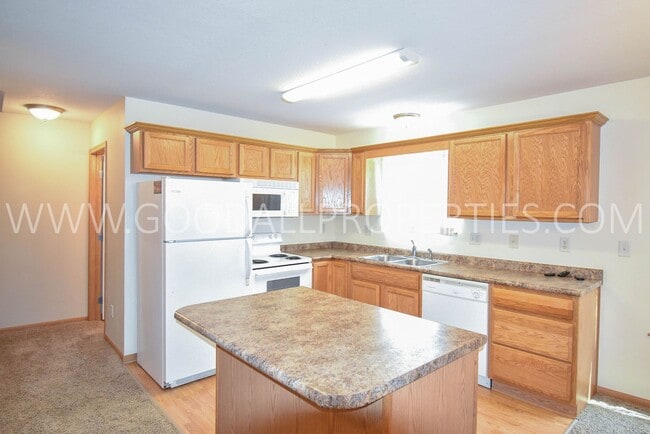 Building Photo - 2 bedroom 2 bath Urbandale Townhouse with a 2-Car attached garage