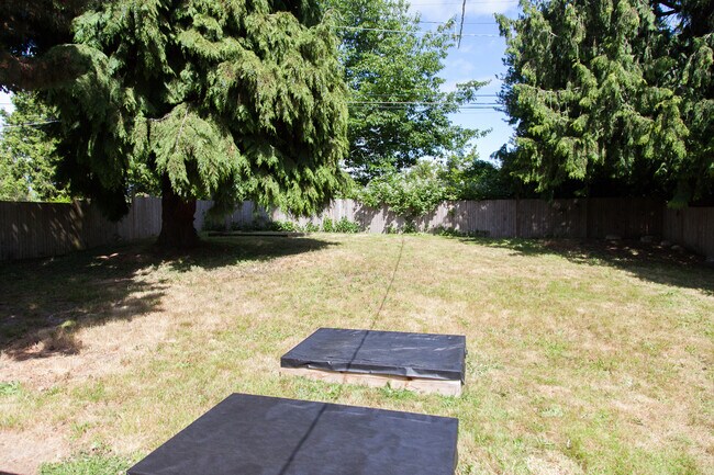 Building Photo - Available 10/11 – West Seattle Gem with Pr...