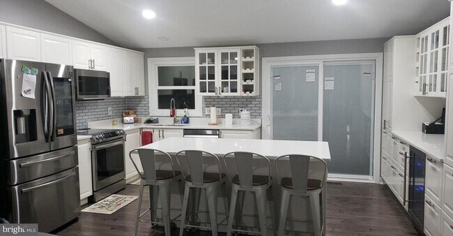 Primary Photo - 1385 Rollinghouse Dr