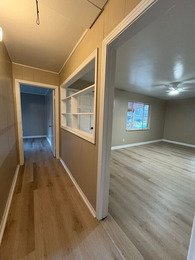 Building Photo - Amazing 4 bedroom/2 bath Home with Fireplace and Central Air & Heat!