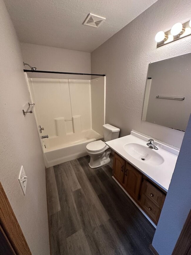 Building Photo - 106 S Woods Ct