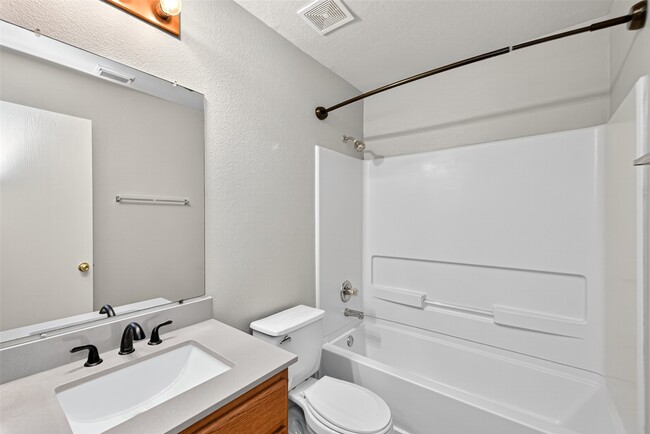 Building Photo - 2034 Wooded Oaks Dr