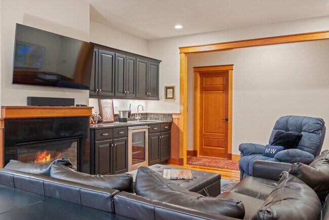 Building Photo - 20 Yellow Birch Cir