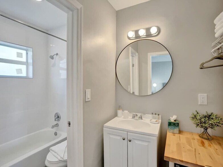 Building Photo - 3204 NE 9th St